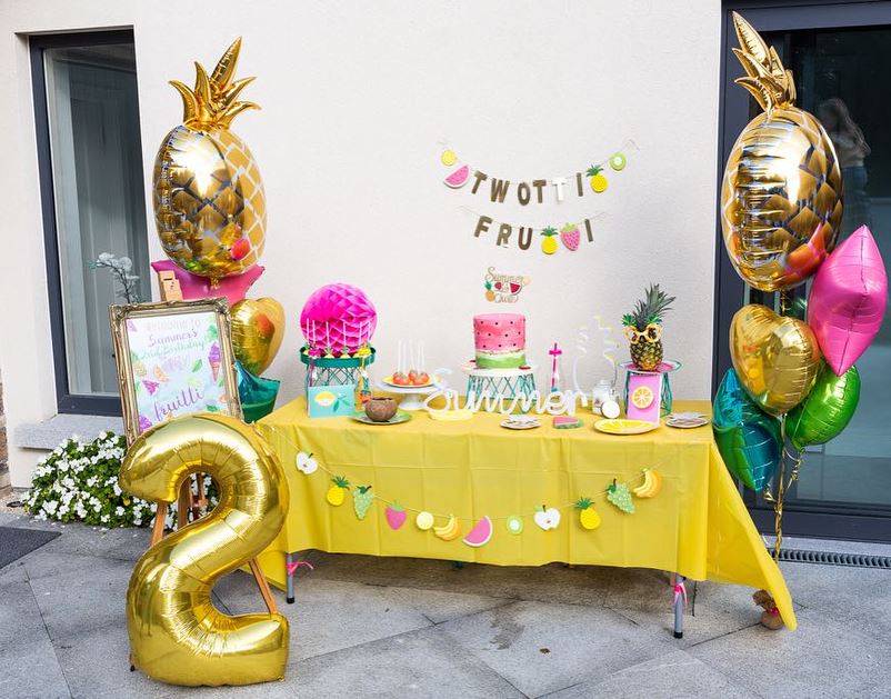 pineapple balloon clusters